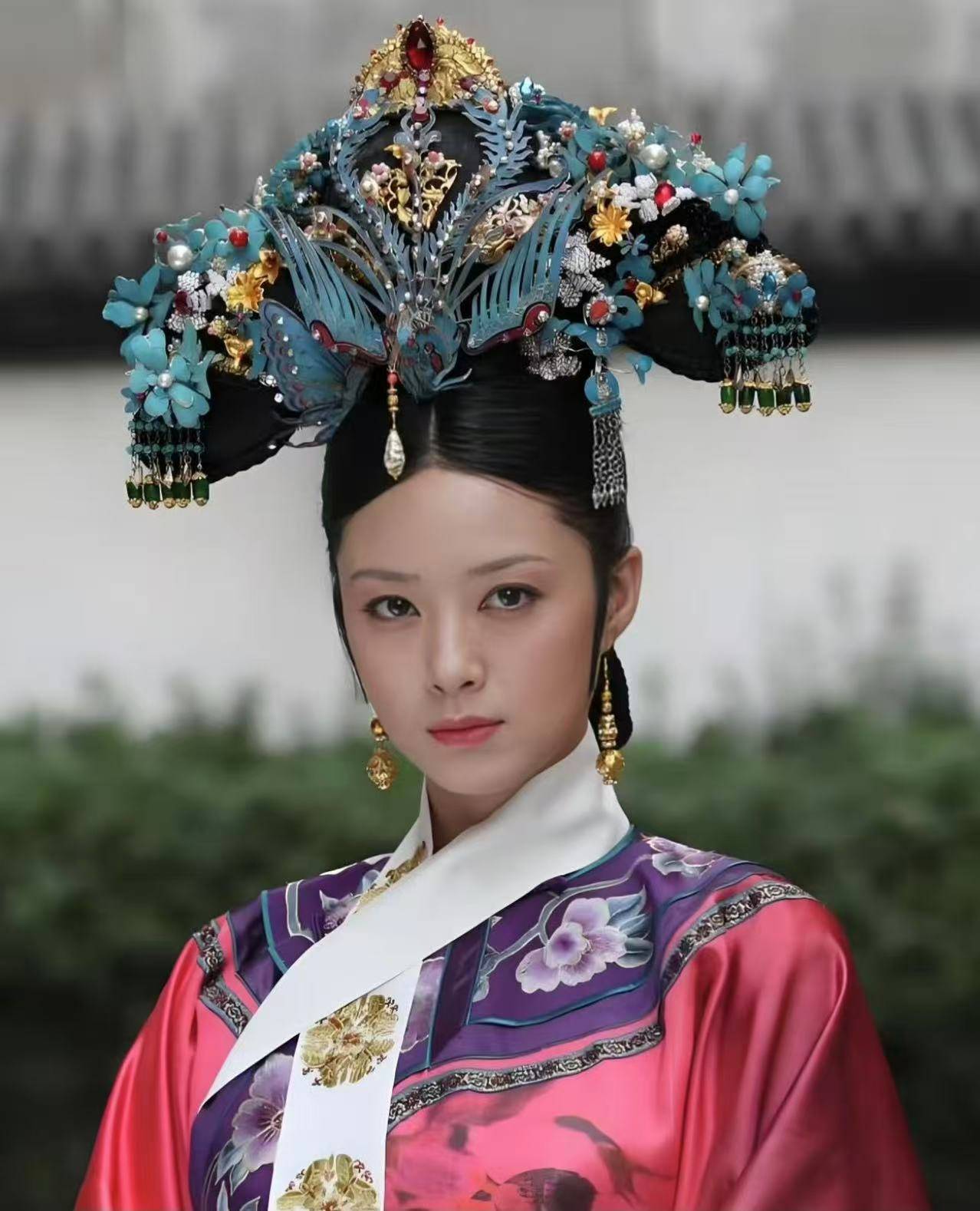 》42岁的她太适合演矫情又妩媚的女人开元棋牌网站演完《小巷人家》演《归队(图6)