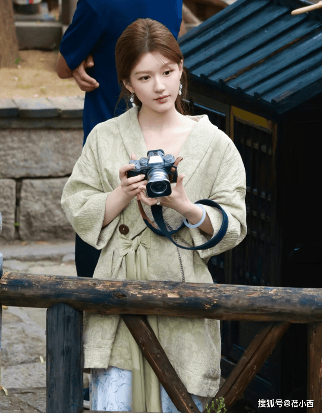 戴对称才好看果然时尚的尽头是国风开元棋牌试玩赵露思穿新中式耳环不(图4) 戴对称才好看果然时尚的尽头是国风开元棋牌试玩赵露思穿新中式耳环不(图4)