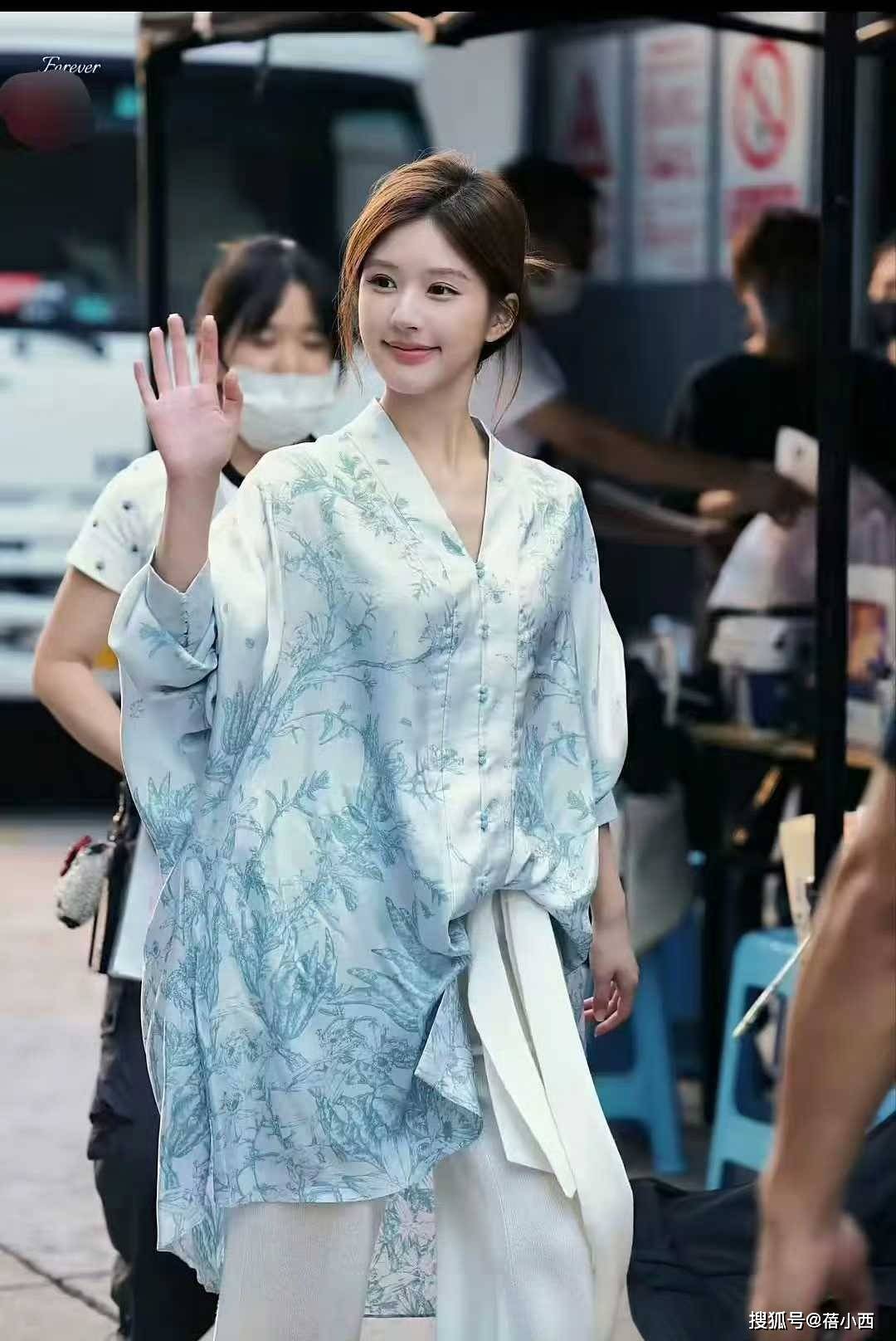 戴对称才好看果然时尚的尽头是国风开元棋牌试玩赵露思穿新中式耳环不(图5) 戴对称才好看果然时尚的尽头是国风开元棋牌试玩赵露思穿新中式耳环不(图5)