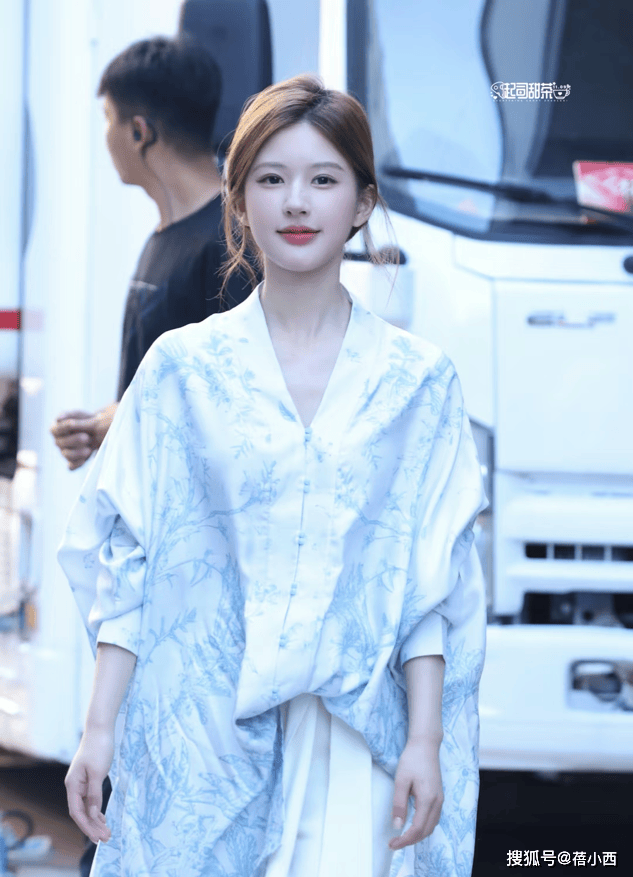 戴对称才好看果然时尚的尽头是国风开元棋牌试玩赵露思穿新中式耳环不(图9) 戴对称才好看果然时尚的尽头是国风开元棋牌试玩赵露思穿新中式耳环不(图9)