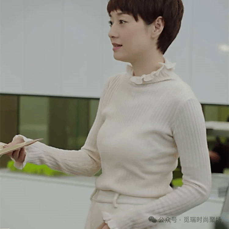 !2026穿搭新密码这样穿告别“老气”!开元棋牌app刷爆 Ins的天后羊绒造型(图5) !2026穿搭新密码这样穿告别“老气”!开元棋牌app刷爆 Ins的天后羊绒造型(图5)